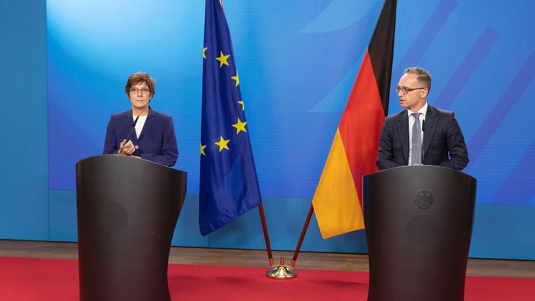 Bundesaußenminister Heiko Maas (SPD) und Bundesverteidigungsministerin Annegret Kramp-Karrenbauer (CDU): Die beiden Politiker stehen in der Kritik.