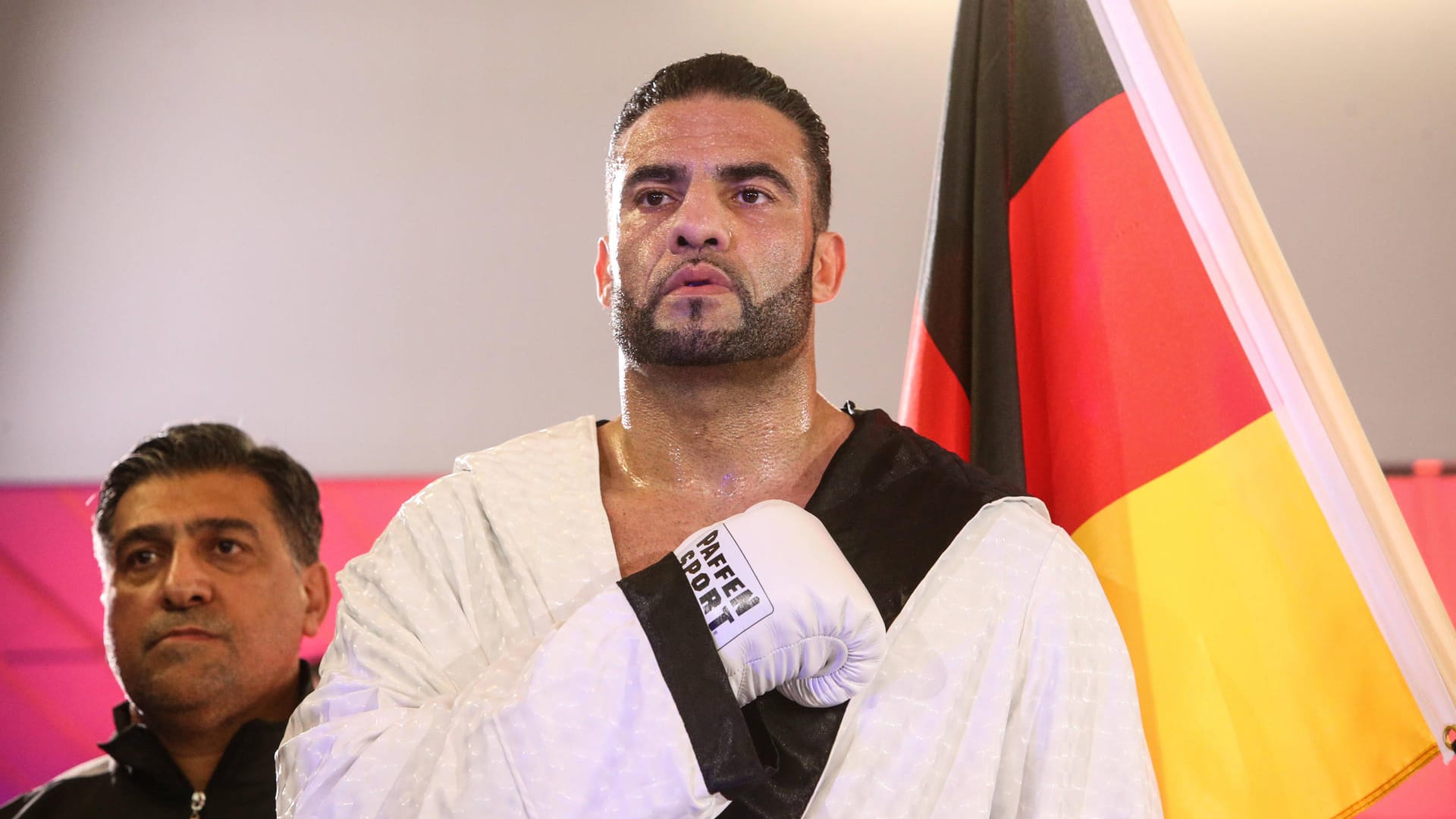 Manuel Charr bei der ECB Fightnight in Köln (Archivbild): Der Wahl-Kölner darf sich jetzt offiziell Deutscher nennen.