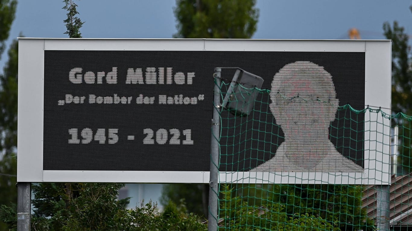 Eine Anzeigetafel erinnert bei einer Schweigeminute an Gerd Müller: Nun gibt es ein digitales Kondolenzbuch für den verstorbenen Fußballstar.
