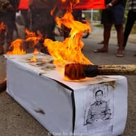 Demonstranten zünden ein Bild des Militärführers an: Bei Protesten gegen den Putsch sind mehrere Menschen gestorben.