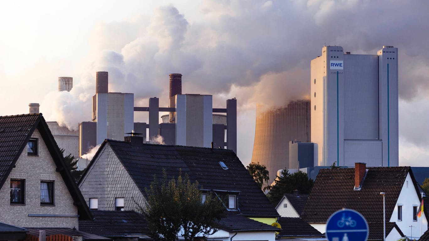 Das Kraftwerk Niederaußem von RWE: Der Kohleausstieg geht offenbar schneller voran als geplant.