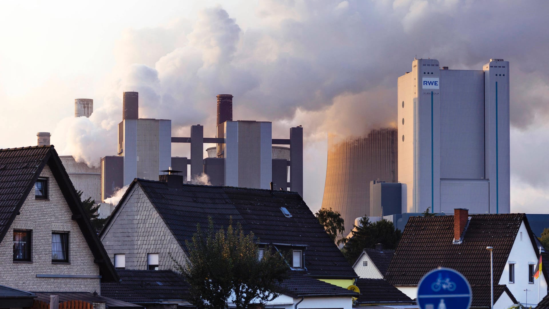 Das Kraftwerk Niederaußem von RWE: Der Kohleausstieg geht offenbar schneller voran als geplant.