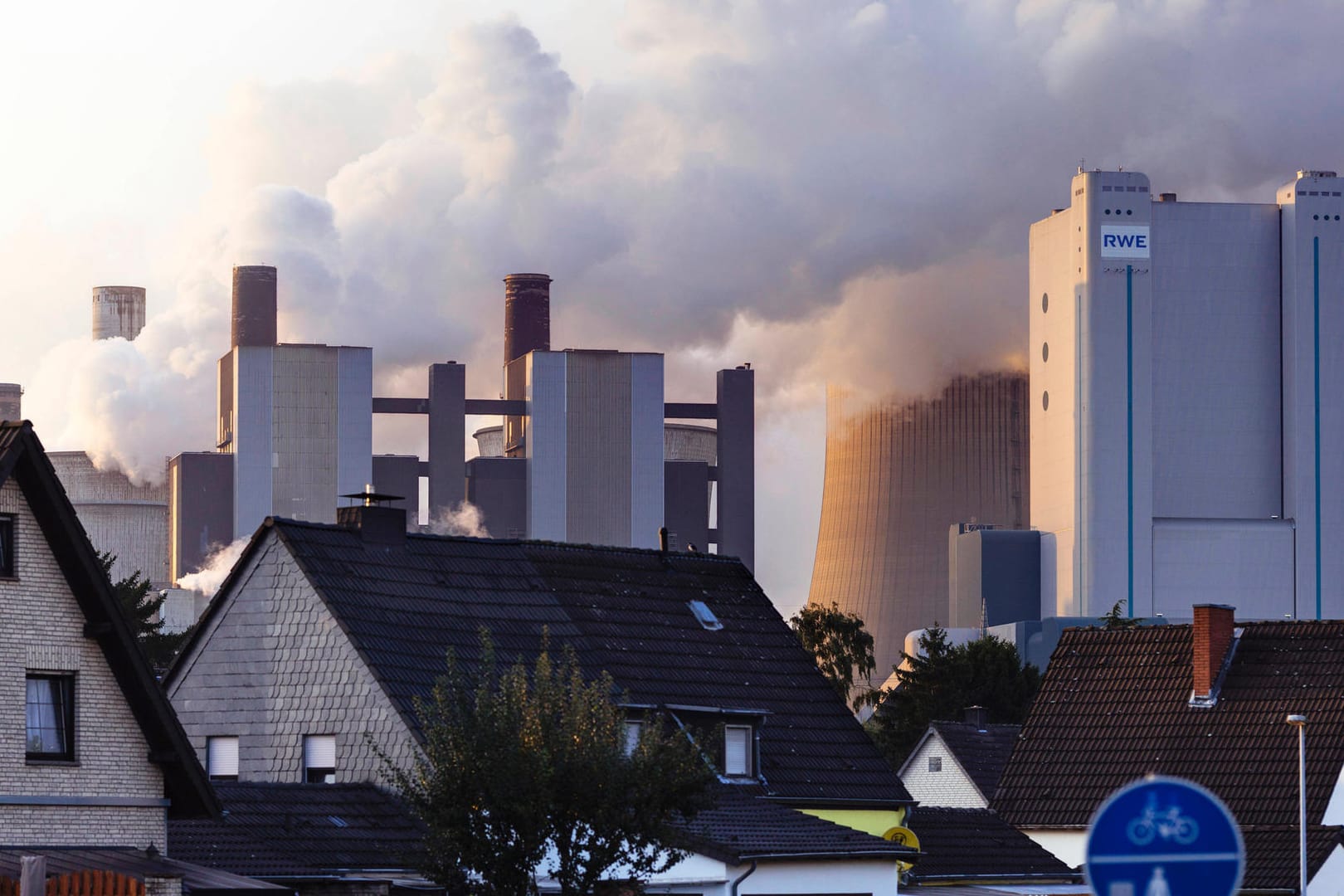 Das Kraftwerk Niederaußem von RWE: Der Kohleausstieg geht offenbar schneller voran als geplant.