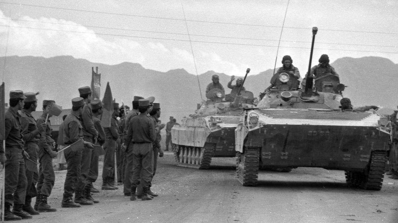 Jahr 1979: Einfahrt sowjetischer Panzertruppen in Kabul.