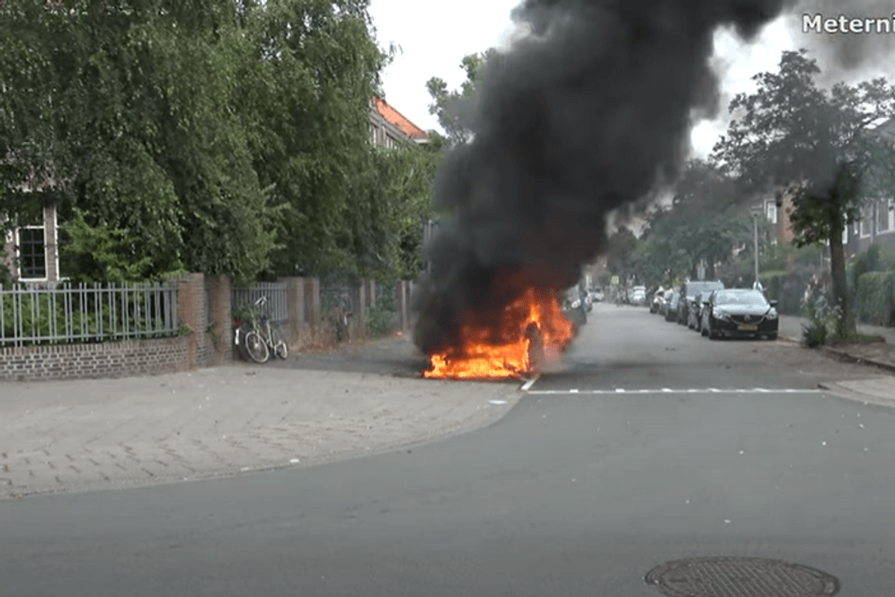 Das brennende Auto in Groningen: Zwei Löschfahrzeuge rückten aus, um den Brand zu löschen.