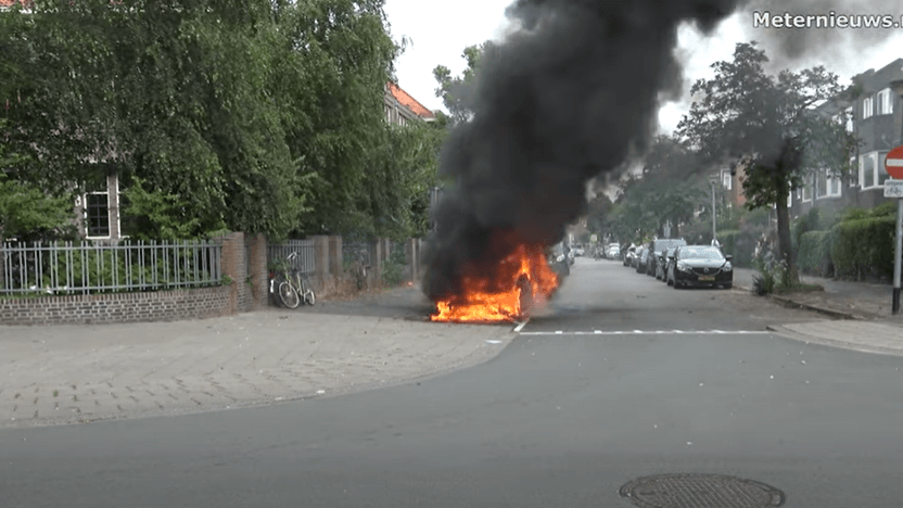 Das brennende Auto in Groningen: Zwei Löschfahrzeuge rückten aus, um den Brand zu löschen.