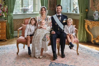 Offizielles Tauffoto mit der Kernfamilie: Prinz Julian mit seinen Eltern und seinen Geschwistern.