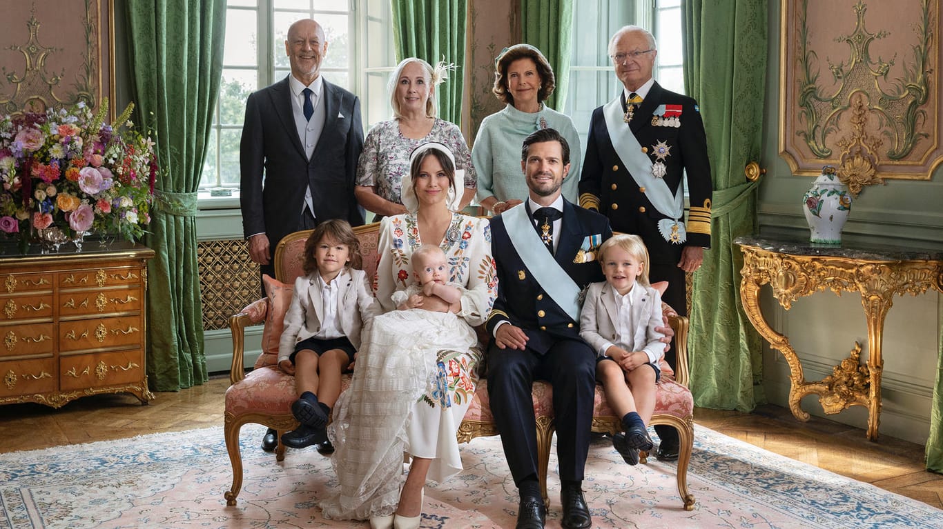 Prinz Julian mit seinen Eltern und Geschwistern sowie den Großeltern: Mütterlicherseits sind das Erik und Marie Hellqvist und väterlicherseits Königin Silvia und König Carl Gustaf.
