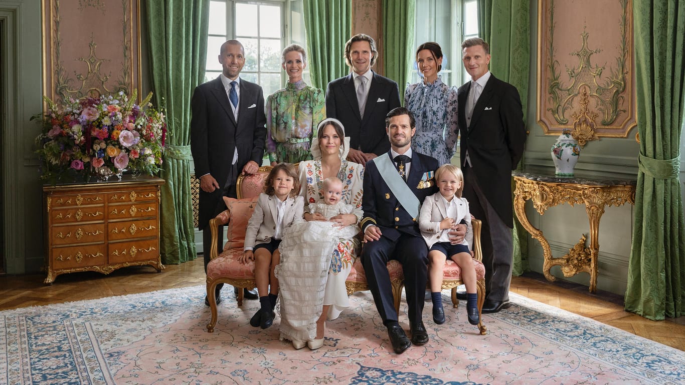 Sofia und Carl Philip mit ihren drei Söhnen und den Taufpaten von Prinz Julian: Jacob Högfeldt, Frida Vesterberg, Patrick Sommerlath, Stina Andersson und Johan Andersson.