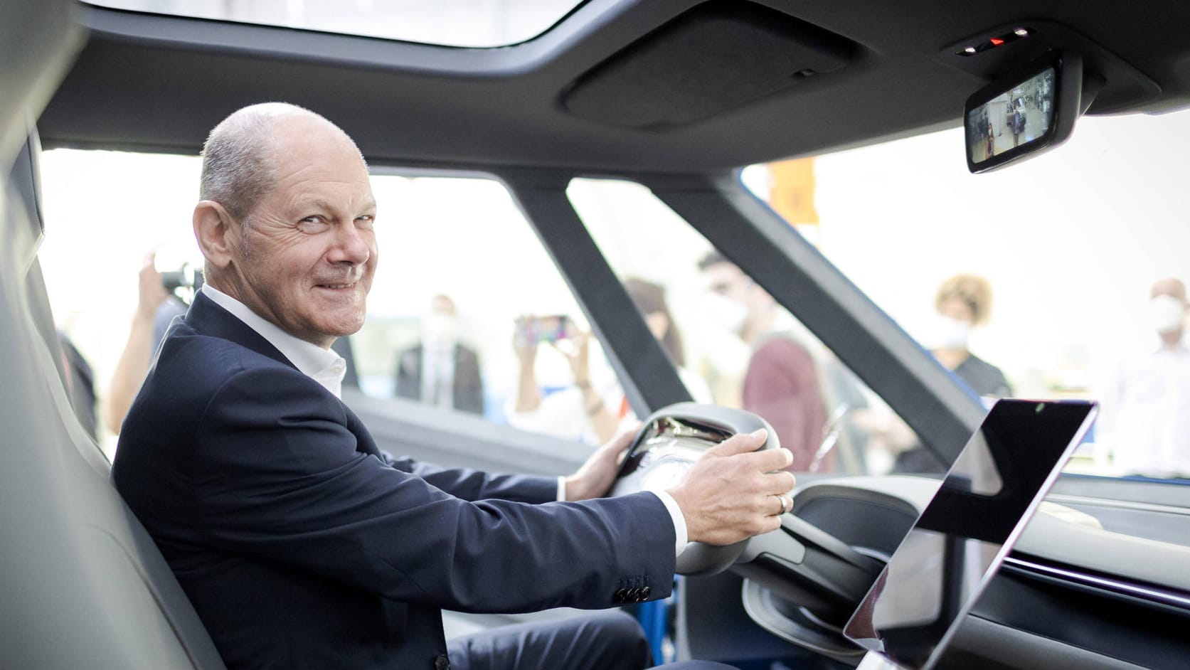 Autos der Zukunft: Im Juli war Finanzminister Olaf Scholz zu Gast im VW-Werk (Archivbild).