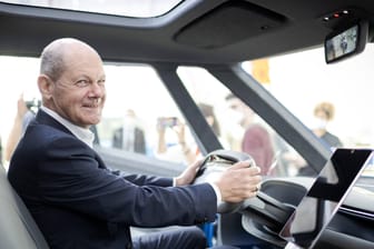 Autos der Zukunft: Im Juli war Finanzminister Olaf Scholz zu Gast im VW-Werk (Archivbild).