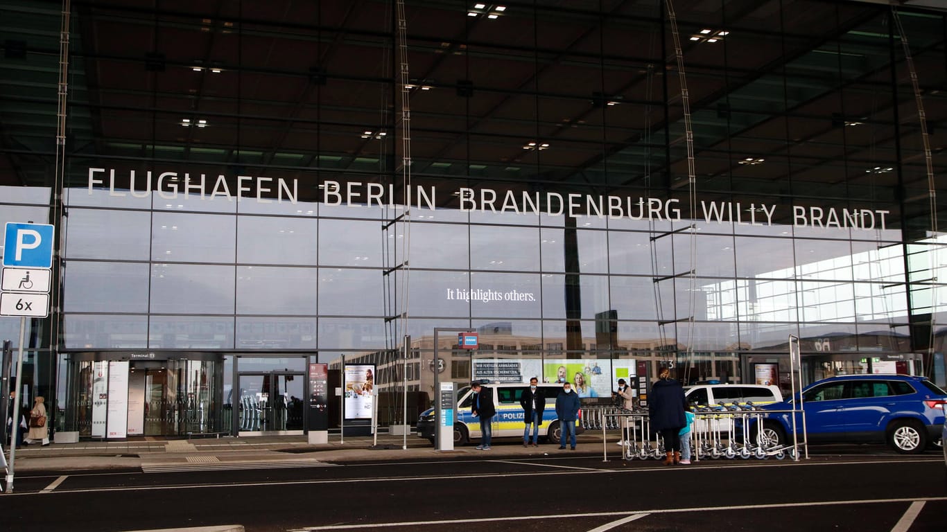 Der Flughafen Berlin-Brandenburg Willy Brandt (Archivbild): Ein Bericht zeigt nun die Versäumnisse beim Bau auf.