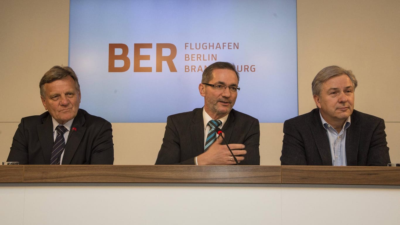 Der ehemalige BER-Chef Hartmut Mehdorn, Matthias Platzeck (ehemaliger Ministerpräsident des Landes Brandenburg) und Berlins damaliger Regierender Bürgermeister Klaus Wowereit bei einer Pressekonferenz des BER im Jahr 2013 (Archivbild): Laut dem Untersuchungsbericht gab es viele Fehlentscheidungen.