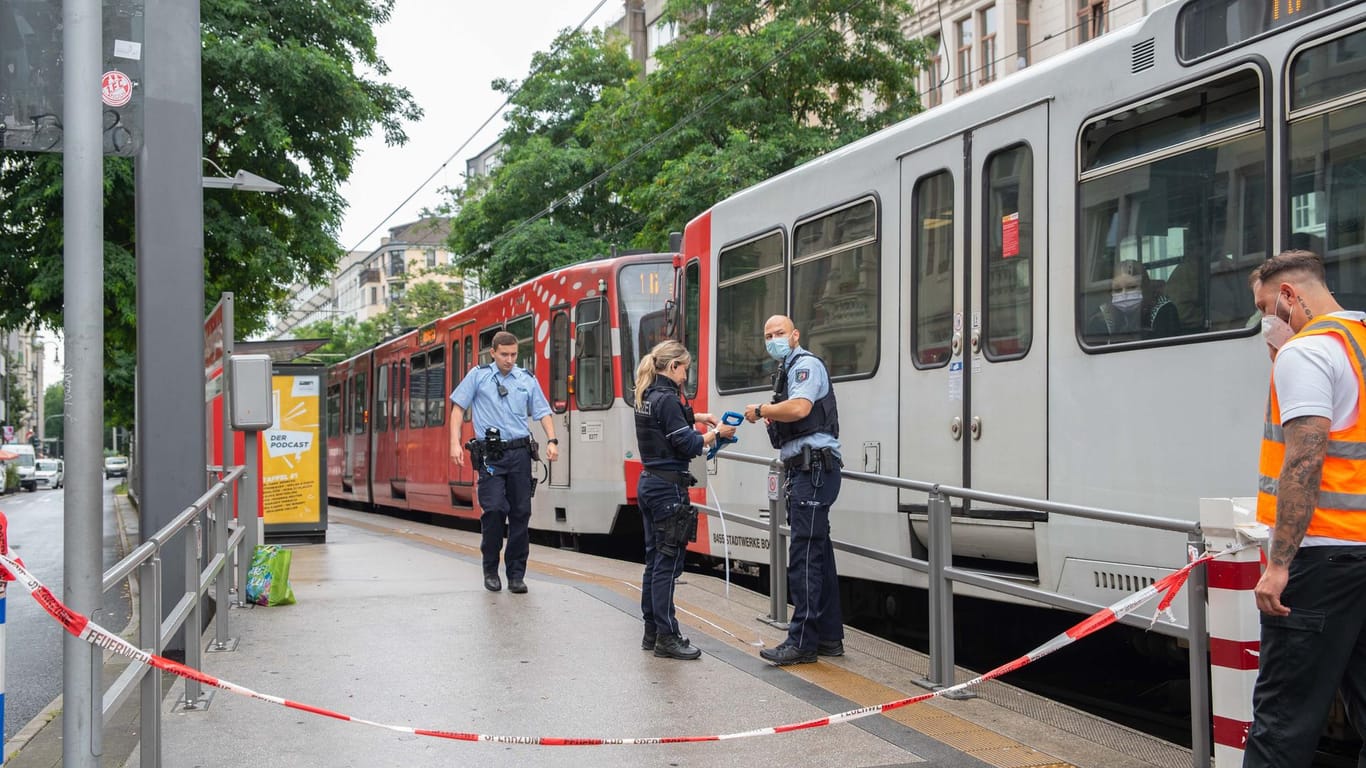 Polizisten an der Unfallstelle am Chlodwigplatz: Hier wurde der Mann mitgeschleift, als sich die Türen schlossen und die Stadtbahn anfuhr.