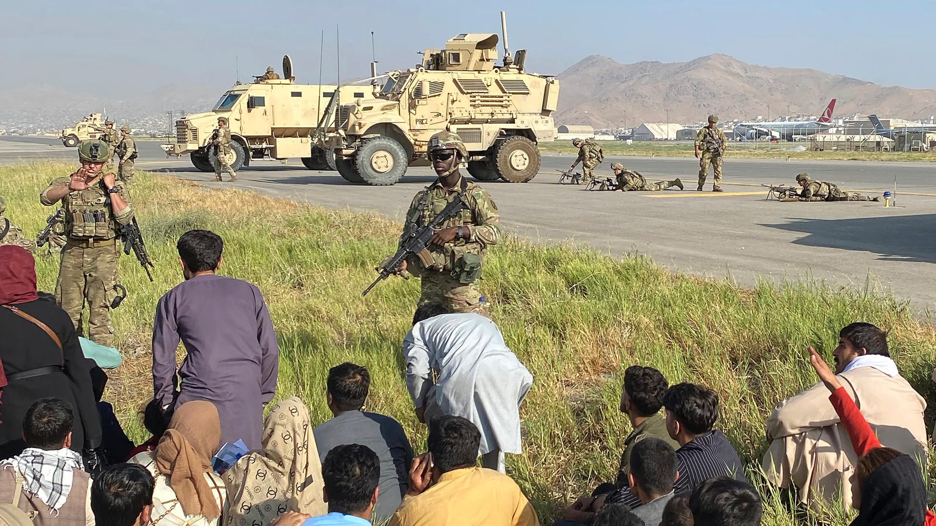 US-Soldaten kontrollieren am Flughafen Kabul (Archivbild vom Montag): Die Lage ist chaotisch, auch EU-Bürger werden anscheinend am Flughafen abgewiesen.