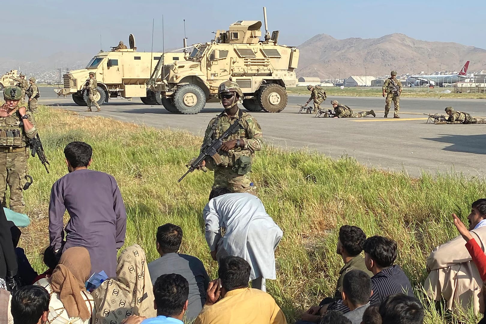 US-Soldaten kontrollieren am Flughafen Kabul (Archivbild vom Montag): Die Lage ist chaotisch, auch EU-Bürger werden anscheinend am Flughafen abgewiesen.