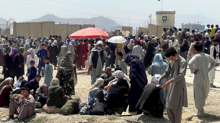 Menschen warten vor dem Flughafen in Kabul: In Afghanistan wurden allein in diesem Jahr bereits mehr als eine halbe Million Menschen vertrieben.