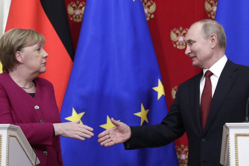 Angela Merkel und Wladimir Putin im Januar 2020 in Moskau: Bei der Reise der Kanzlerin am Freitag stehen konfliktträchtige Themen auf dem Programm.