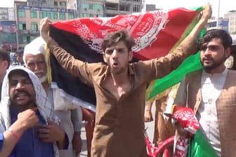 Demonstranten mit der afghanischen Flagge in der Stadt Dschalalabad: Die Taliban erschossen hier drei Menschen.