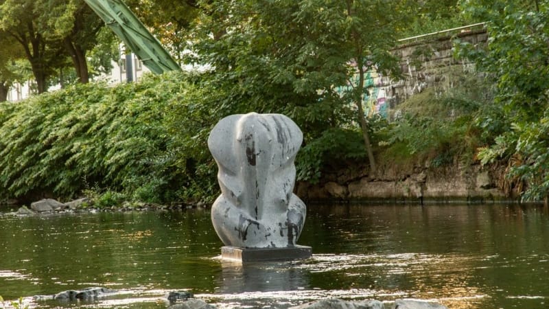 Eine Skulptur in Elefantenform steht in der Wupper in Wuppertal: Sie soll an den legendären Sprung der Elefantendame Tuffi aus einer Schwebebahn in die Wupper erinnern und war nach der Flut verschollen. Nun ist sie wieder da.