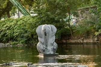 Eine Skulptur in Elefantenform steht in der Wupper in Wuppertal: Sie soll an den legendären Sprung der Elefantendame Tuffi aus einer Schwebebahn in die Wupper erinnern und war nach der Flut verschollen. Nun ist sie wieder da.