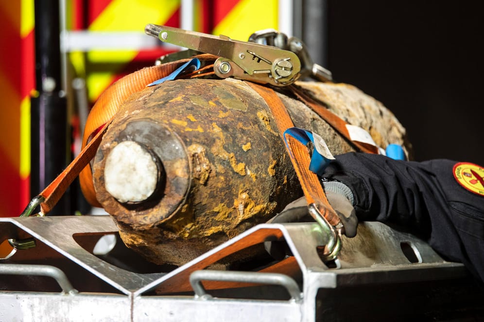 Bombenfund in Hamburg (Archivbild): Eine 1.000-Pfund-Fliegerbombe amerikanischer Bauart sorgte für eine Streckensperrung.