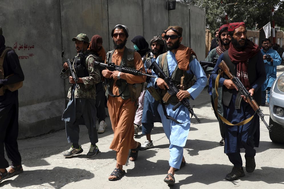 Taliban patrouillieren durch die afghanische Hauptstadt: Viele Bewohner fürchten eine Herrschaft der Islamisten.