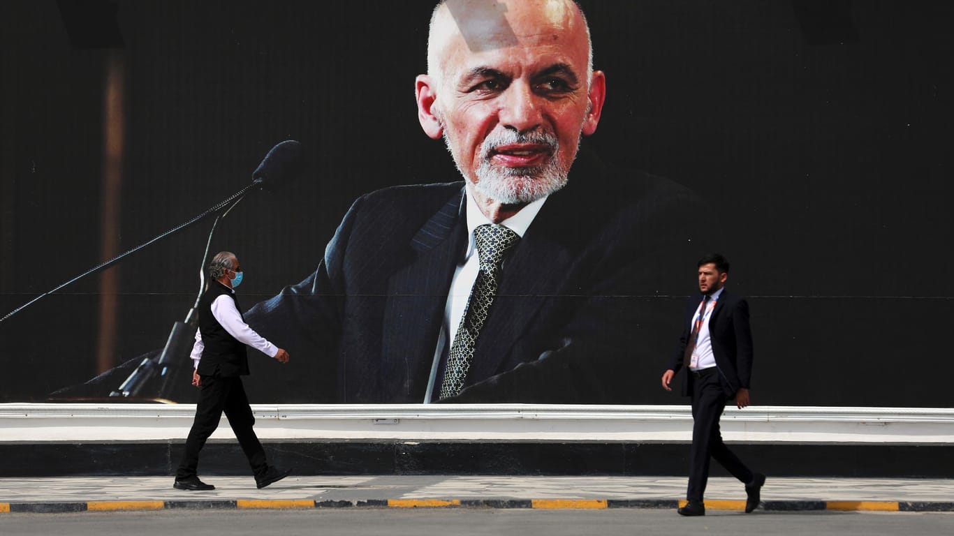 Wandgemälde des geflohenen Präsidenten Ghani am Kabuler Flughafen: Inzwischen ist Ghani in den Emiraten.