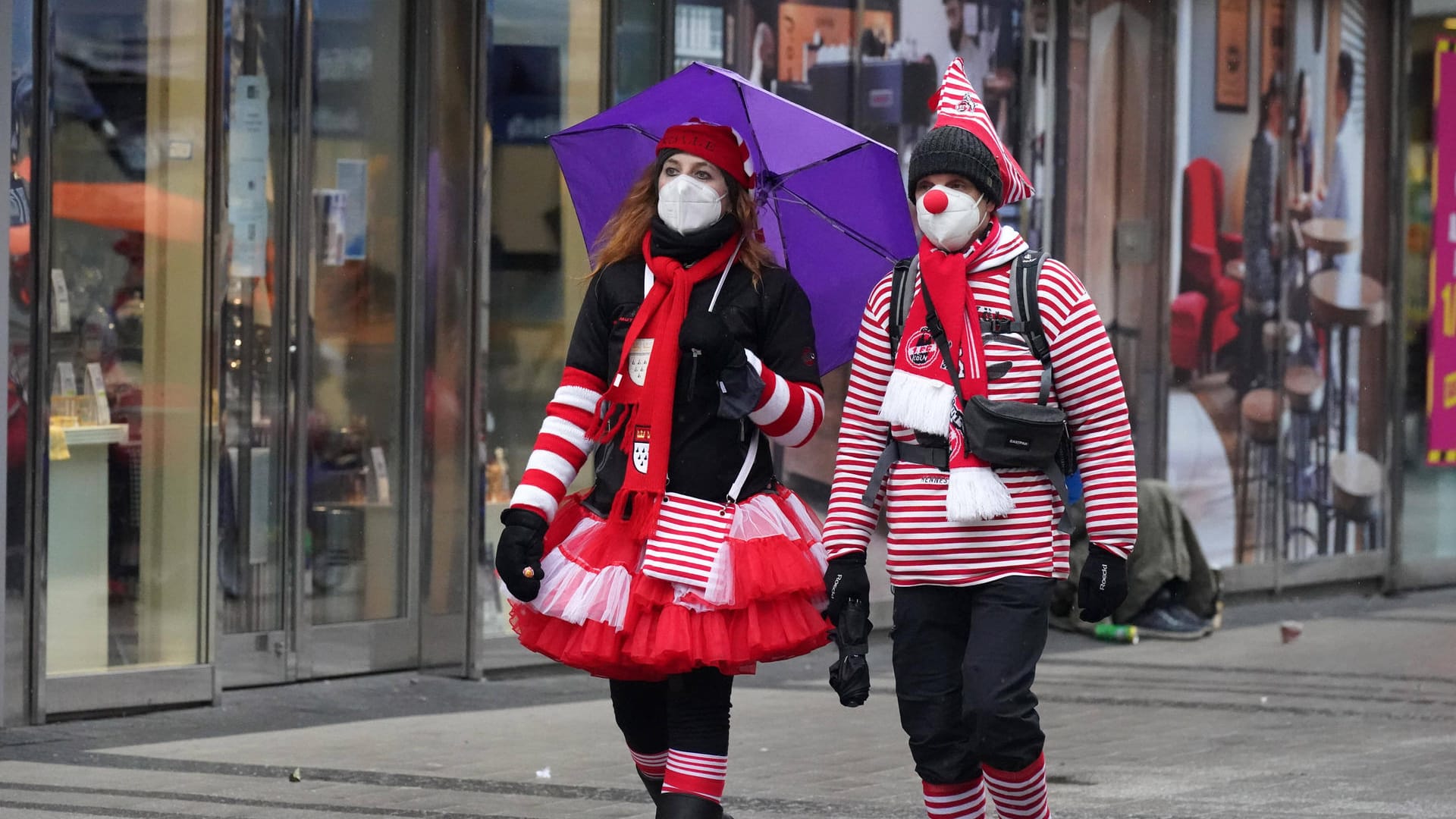 Jecken am diesjährigen Rosenmontag in Köln (Archivbild): In der kommenden Session plant das Kölner Festkomitee mit einem weitgehend normalen Karneval. Jecken am diesjährigen Rosenmontag in Köln (Archivbild): In der kommenden Session plant das Kölner Festkomitee mit einem weitgehend normalen Karneval.