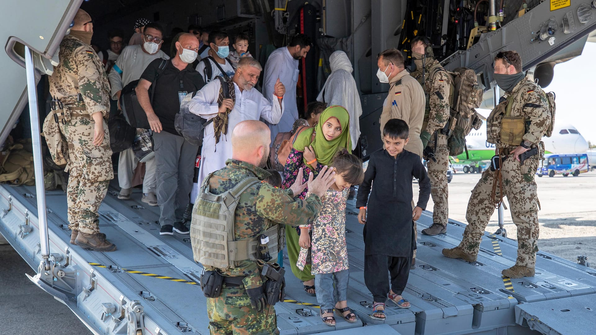 Evakuierte werden von deutschen Sicherungskräften aus dem Airbus A400M geleitet: Bislang hat Deutschland mehr als 900 Menschen aus Afghanistan ausgeflogen.