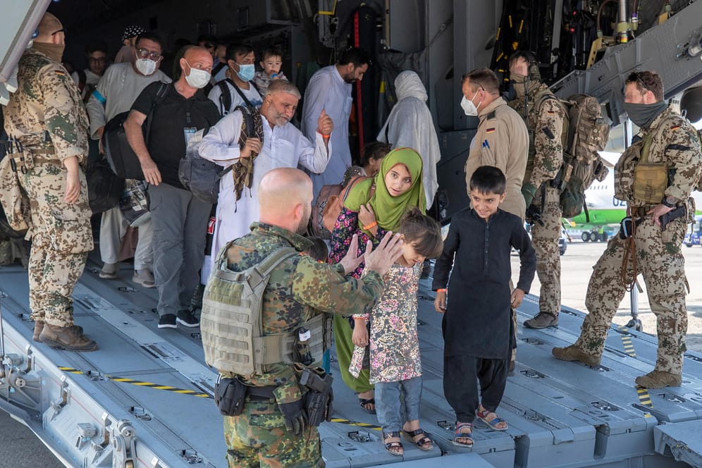 Evakuierte werden von deutschen Sicherungskräften aus dem Airbus A400M geleitet: Bislang hat Deutschland mehr als 900 Menschen aus Afghanistan ausgeflogen.
