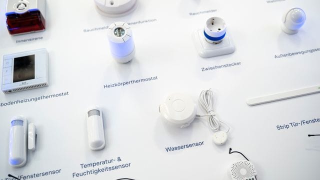 Smart-Home-Geräte sollen beim Energiesparen helfen - aber laufen oft mit ressourcenbindenden Batterien. Smart-Home-Geräte sollen beim Energiesparen helfen - aber laufen oft mit ressourcenbindenden Batterien.