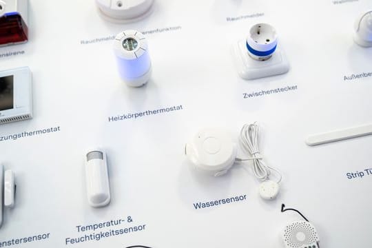 Smart-Home-Geräte sollen beim Energiesparen helfen - aber laufen oft mit ressourcenbindenden Batterien.