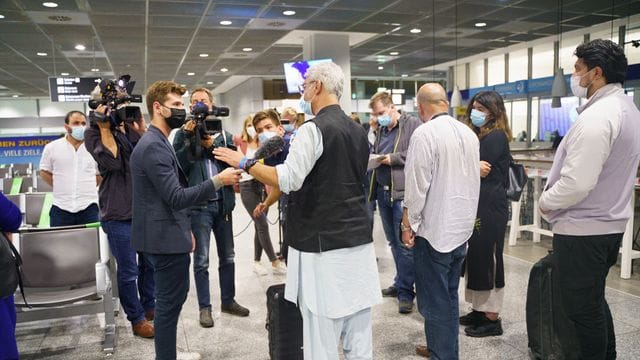 Mahmud Sadjadi (M) berichtet Journalisten Mahmud Sadjadi (M) berichtet Journalisten