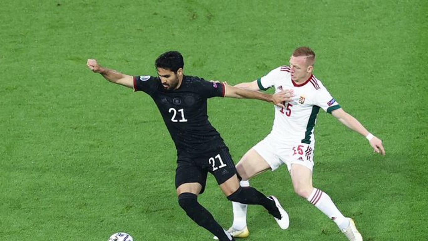 Wird weiter für die deutsche Fußball-Nationalmannschaft auflaufen: Ilkay Gündogan (l). Wird weiter für die deutsche Fußball-Nationalmannschaft auflaufen: Ilkay Gündogan (l).