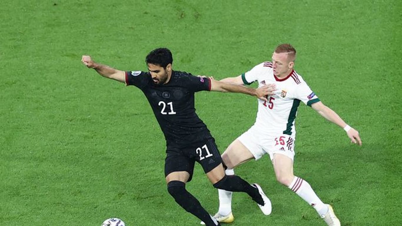 Wird weiter für die deutsche Fußball-Nationalmannschaft auflaufen: Ilkay Gündogan (l).