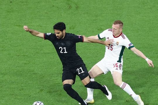 Wird weiter für die deutsche Fußball-Nationalmannschaft auflaufen: Ilkay Gündogan (l).