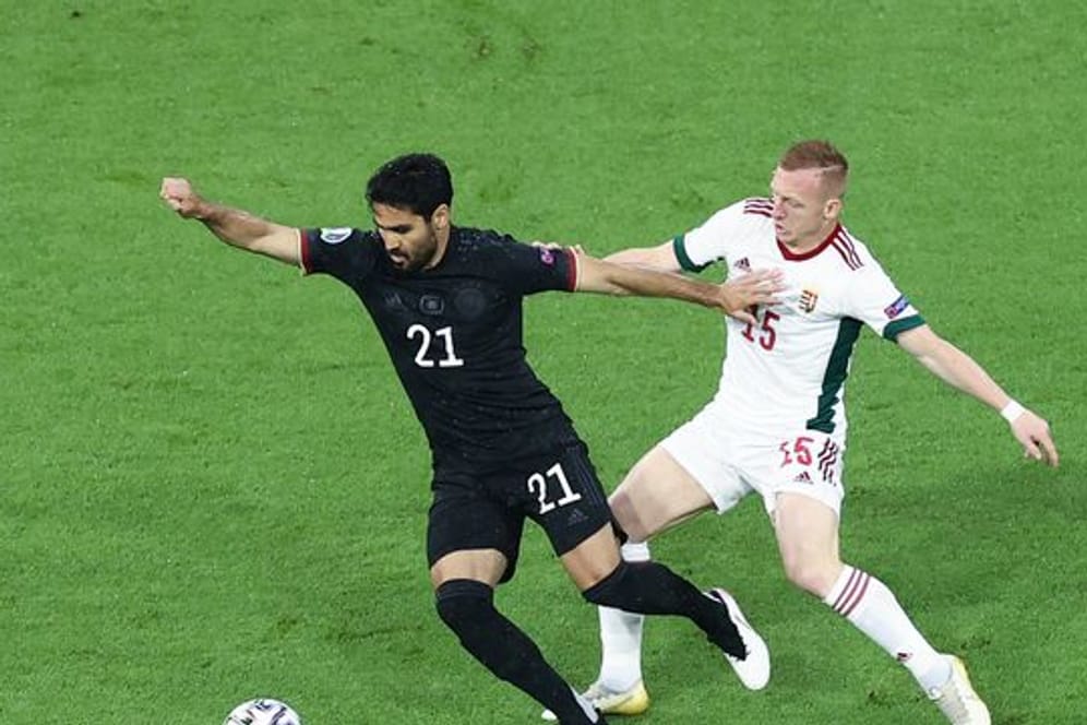 Wird weiter für die deutsche Fußball-Nationalmannschaft auflaufen: Ilkay Gündogan (l).