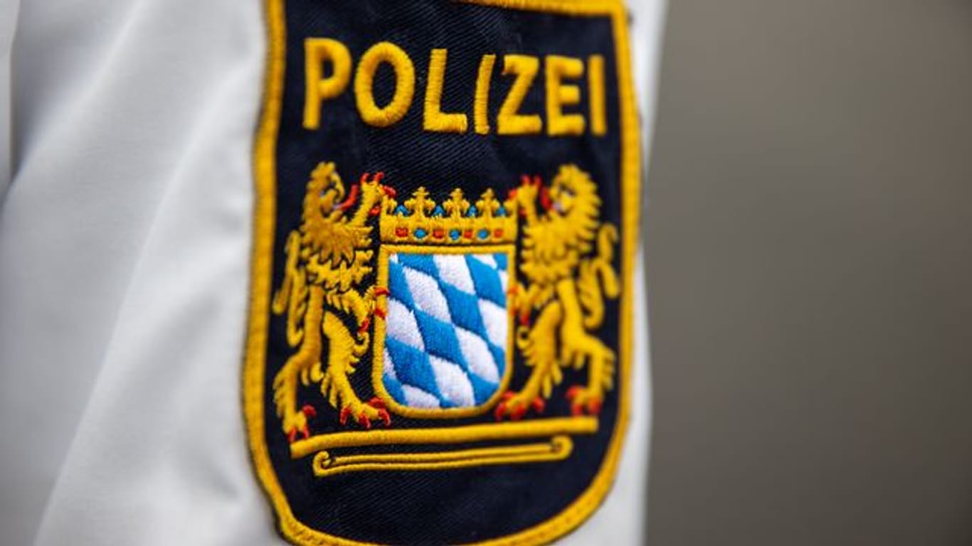 Die Polizei in Bayern pflegt eine Datenbank mit Personalien von Fußballfans und wird deswegen kritisiert.