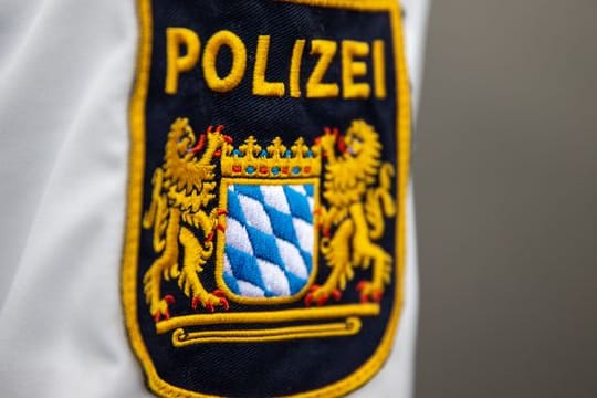 Die Polizei in Bayern pflegt eine Datenbank mit Personalien von Fußballfans und wird deswegen kritisiert.