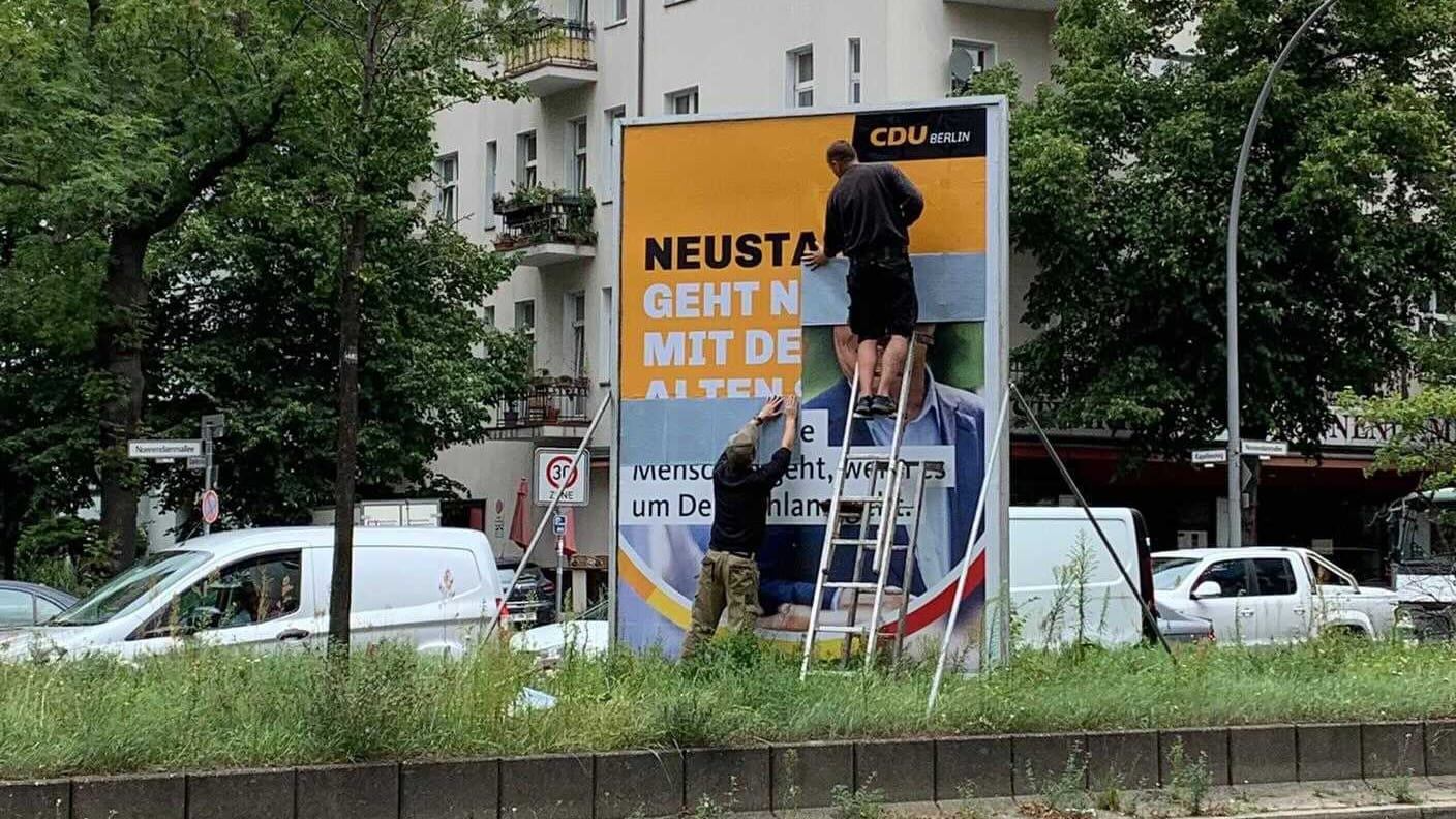 Auf Twitter machte ein Foto von zwei Männern die Runde, die ein CDU-Wahlplakat zur Bundestagswahl mit einem zur Berliner Abgeordnetenhauswahl überkleben. Auf Twitter machte ein Foto von zwei Männern die Runde, die ein CDU-Wahlplakat zur Bundestagswahl mit einem zur Berliner Abgeordnetenhauswahl überkleben.