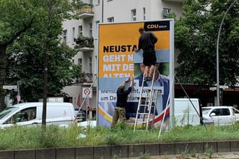Auf Twitter machte ein Foto von zwei Männern die Runde, die ein CDU-Wahlplakat zur Bundestagswahl mit einem zur Berliner Abgeordnetenhauswahl überkleben.