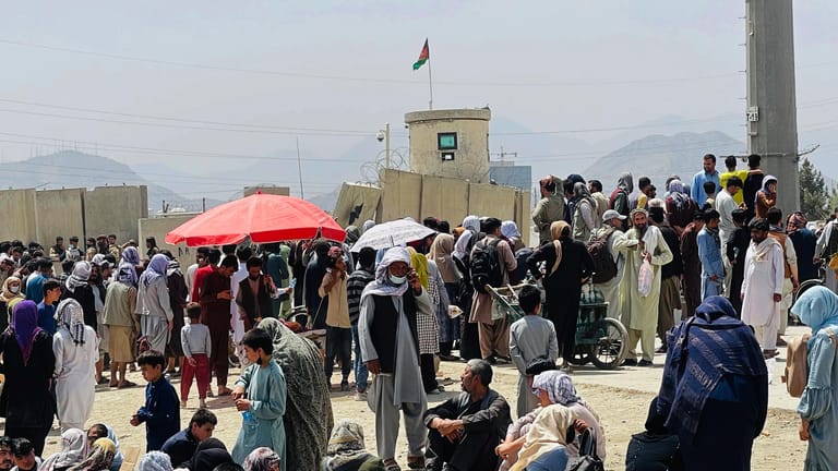 Chaos in Kabul: Laut der Taliban sollen seit Sonntag zwölf Menschen am Flughafen in der afghanischen Hauptstadt gestorben sein.