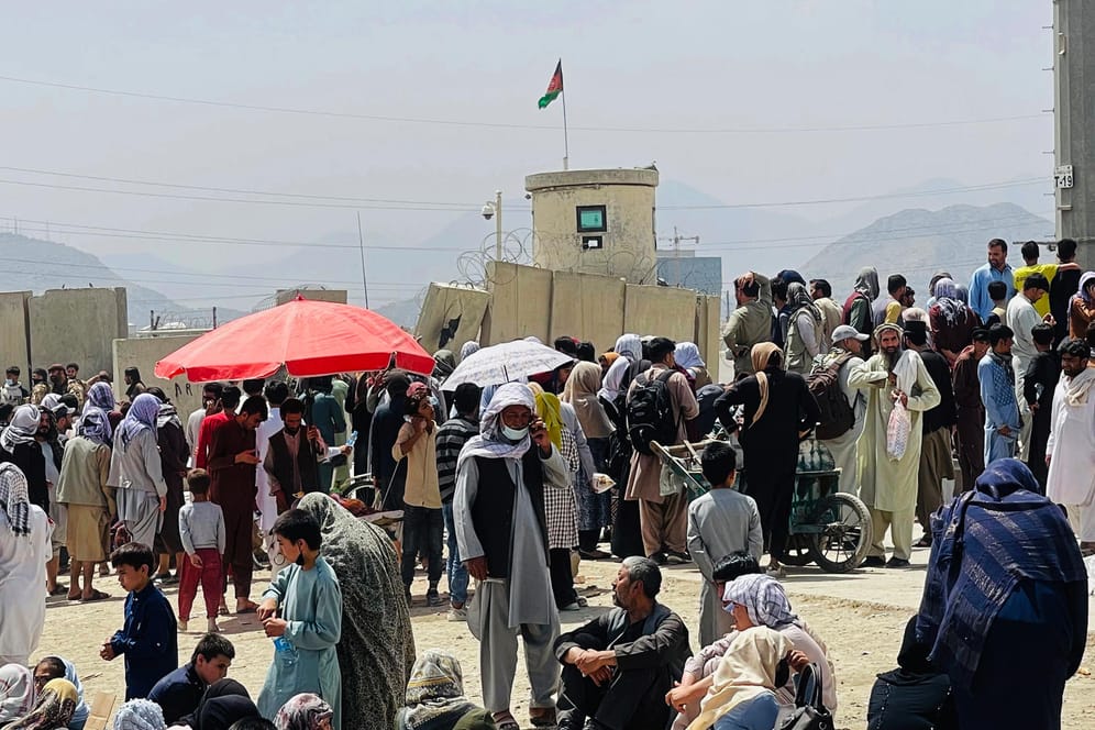 Chaos in Kabul: Laut der Taliban sollen seit Sonntag zwölf Menschen am Flughafen in der afghanischen Hauptstadt gestorben sein.