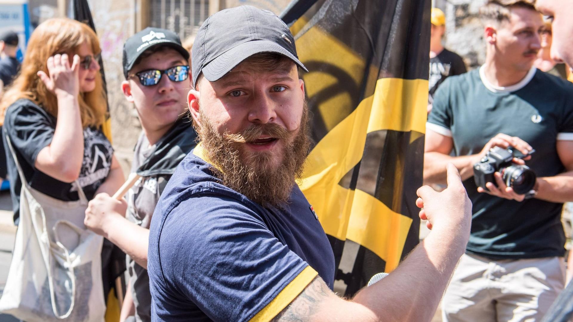 Alexander Kleine bei einer Demo der "Identitären Bewegung": Der YouTuber ist seit Jahren als Rechtsextremist bekannt, war er auch an der Plakatkampagne gegen die Grünen beteiligt?