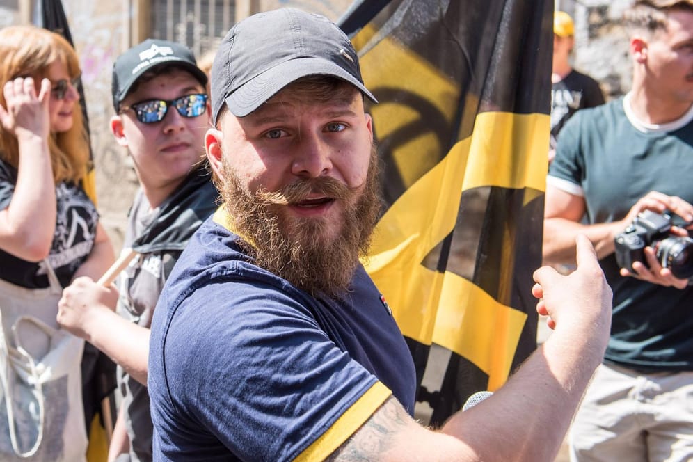 Alexander Kleine bei einer Demo der "Identitären Bewegung": Der YouTuber ist seit Jahren als Rechtsextremist bekannt, war er auch an der Plakatkampagne gegen die Grünen beteiligt?