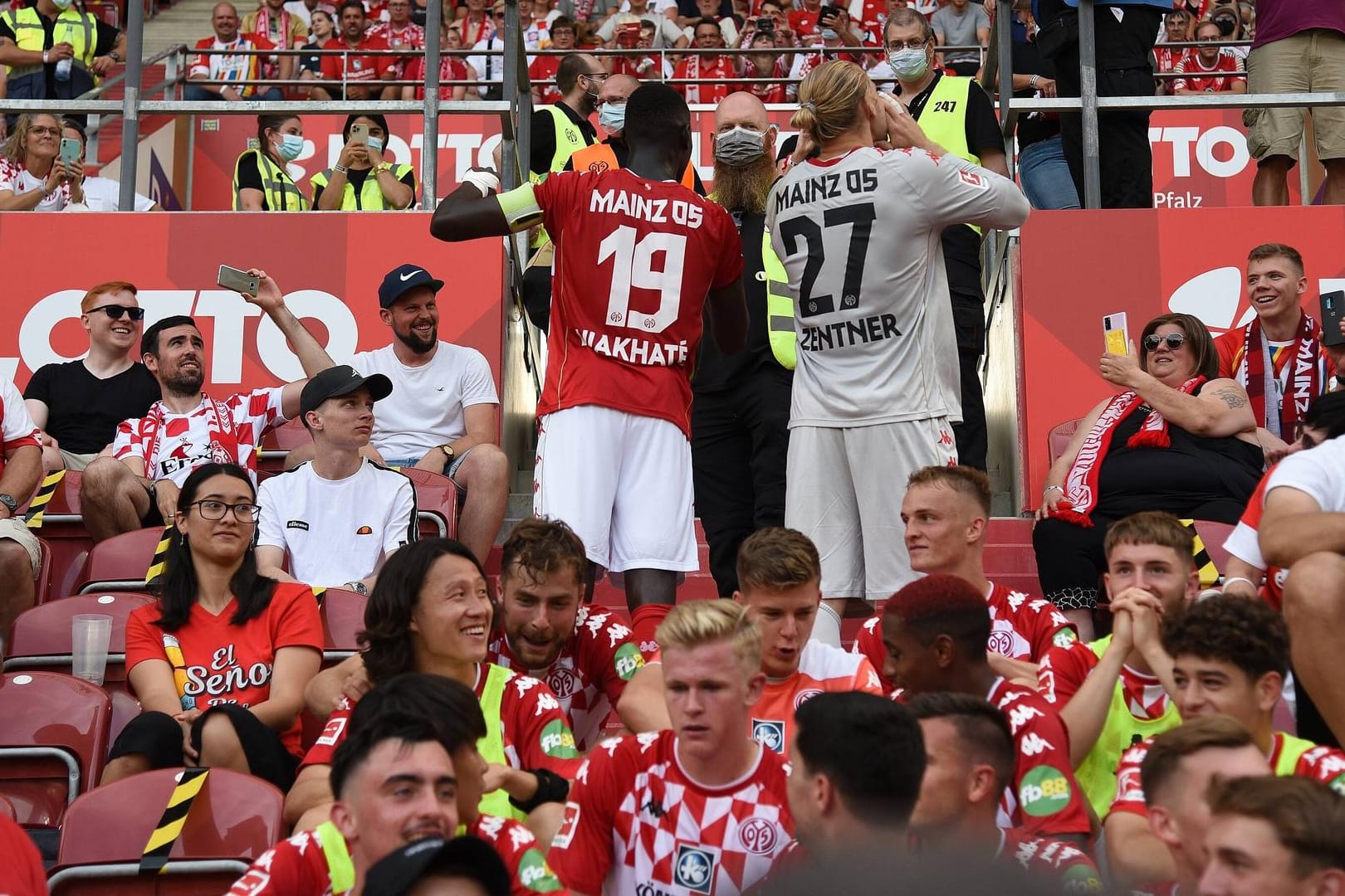 Nach dem Leipzig-Sieg: Die Mainzer Mannschaft feiert mit den Fans.