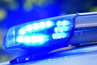 Polizei-Blaulicht: Bei einer Verkehrskontrolle in Celle ist eine Frau mit 4,3 Promille gestoppt worden.