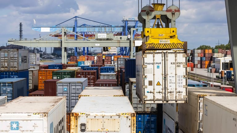 Containerschiff beim Beladen (Symbolbild): Verzögerte Lieferketten treiben bei vielen Produkten die Preise in die Höhe. Das belastet Unternehmen.