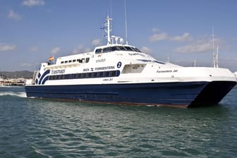 Eine Fähre verlässt den Hafen von Ibiza (Archivbild): Beim Zusammenstoß mit einem Schlauchboot ist ein Mann enthauptet worden.